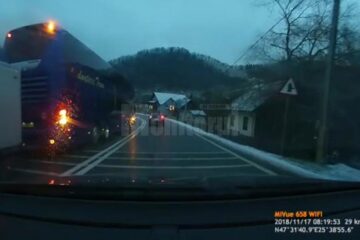 Depășire peste linia dublă continuă, în curba deosebit de periculoasă de la intrarea în Prisaca Dornei