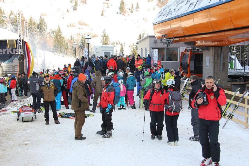 Câteva mii de turiști au folosit pârtia de pe Rarău în primele zile când s-au perceput tarife pentru telecabine