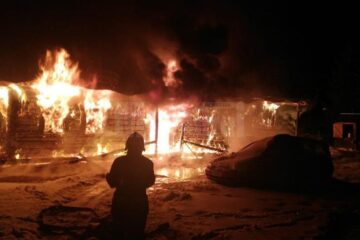 Flăcările au cuprins întreaga casă din satul Dornișoara, construită din lemn