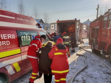 Bătrânii au fost evacuați din interiorul clădirii cu ajutorul personalului medical și al ambulantelor