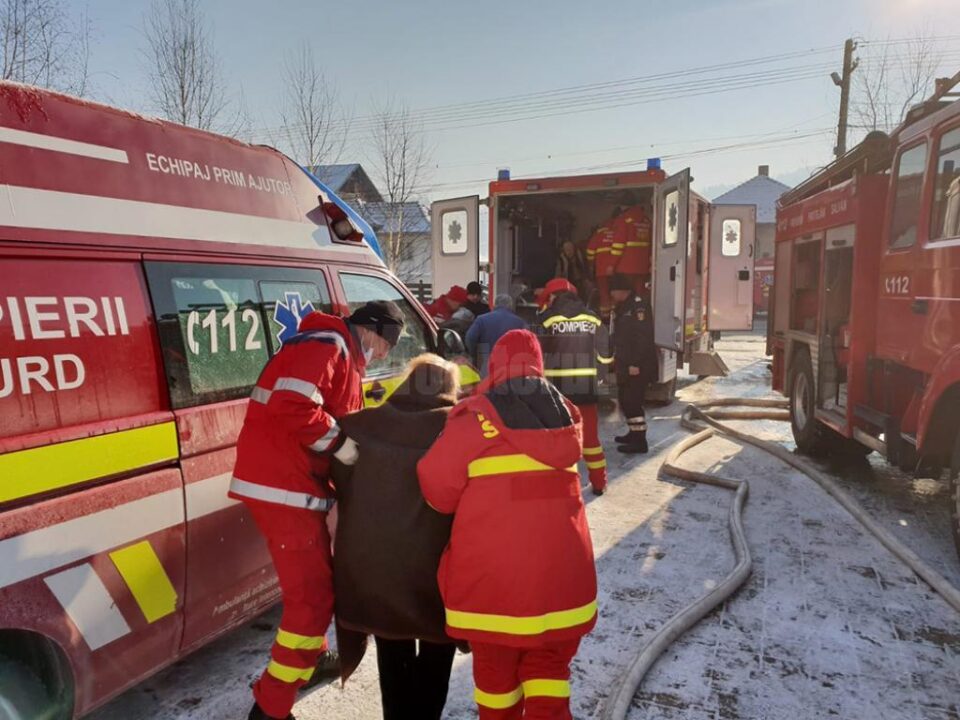Bătrânii au fost evacuați din interiorul clădirii cu ajutorul personalului medical și al ambulantelor Bătrânii au fost evacuați din interiorul clădirii cu ajutorul personalului medical și al ambulantelor