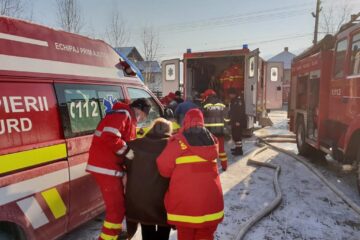 Bătrânii au fost evacuați din interiorul clădirii cu ajutorul personalului medical și al ambulantelor