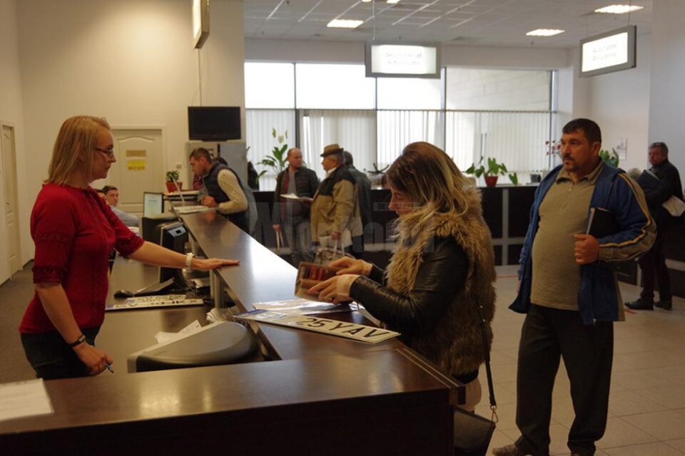 Angajații Serviciilor de Persmise și Pașapoarte vor recupera luna aceasta zilele libere din perioada sărbătorilor de iarnă