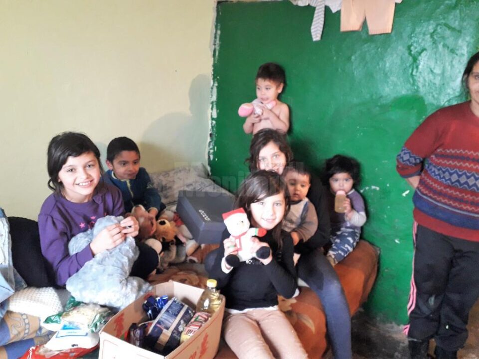 Hăinuțe, jucării, alimente pentru copii din comuna Baia