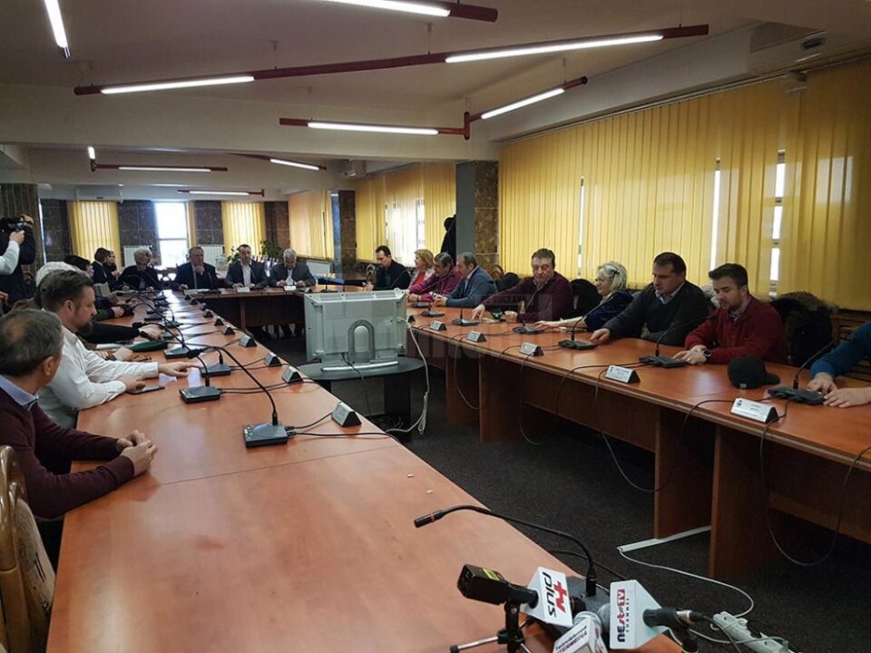 Aleșii locali suceveni, întruniți miercuri într-o ședință de Consiliu Local „de îndată”, au aprobat în unanimitate acordarea unui ajutor financiar de 25.000 lei pentru Larisa Airinei Aleșii locali suceveni, întruniți miercuri într-o ședință de Consiliu Local „de îndată”, au aprobat în unanimitate acordarea unui ajutor financiar de 25.000 lei pentru Larisa Airinei