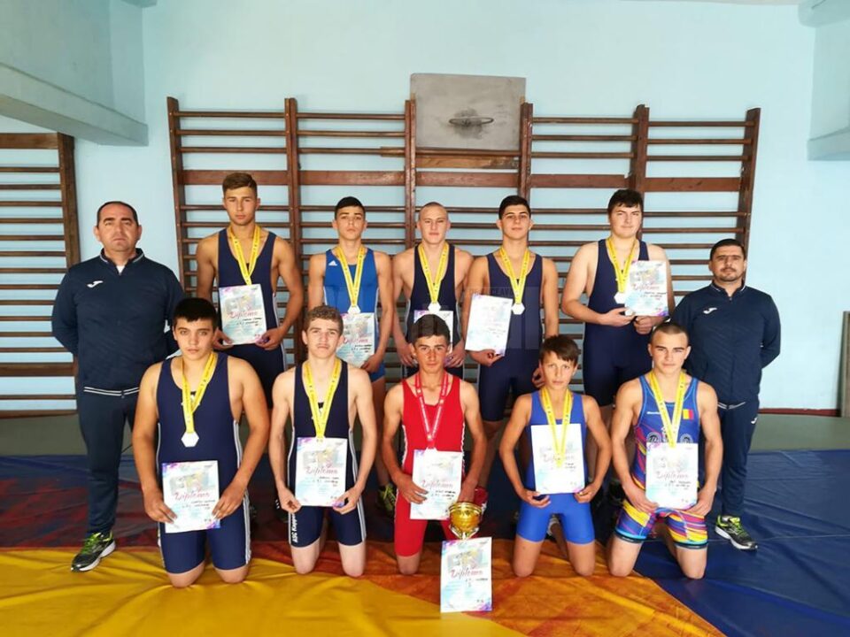 Echipa de lupte greco-romane LPS Suceava a câștigat argintul național, antrenori Valerică Gherasim și Andrei Bolohan