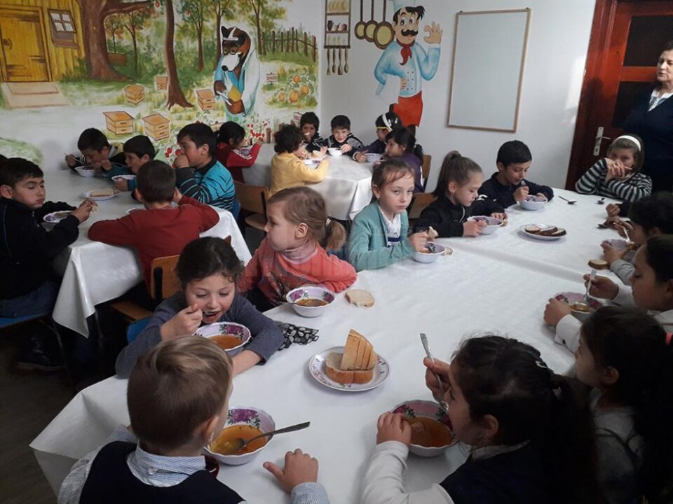 Masă caldă pentru copiii saraci
