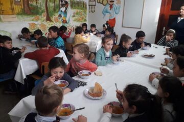 Masă caldă pentru copiii saraci