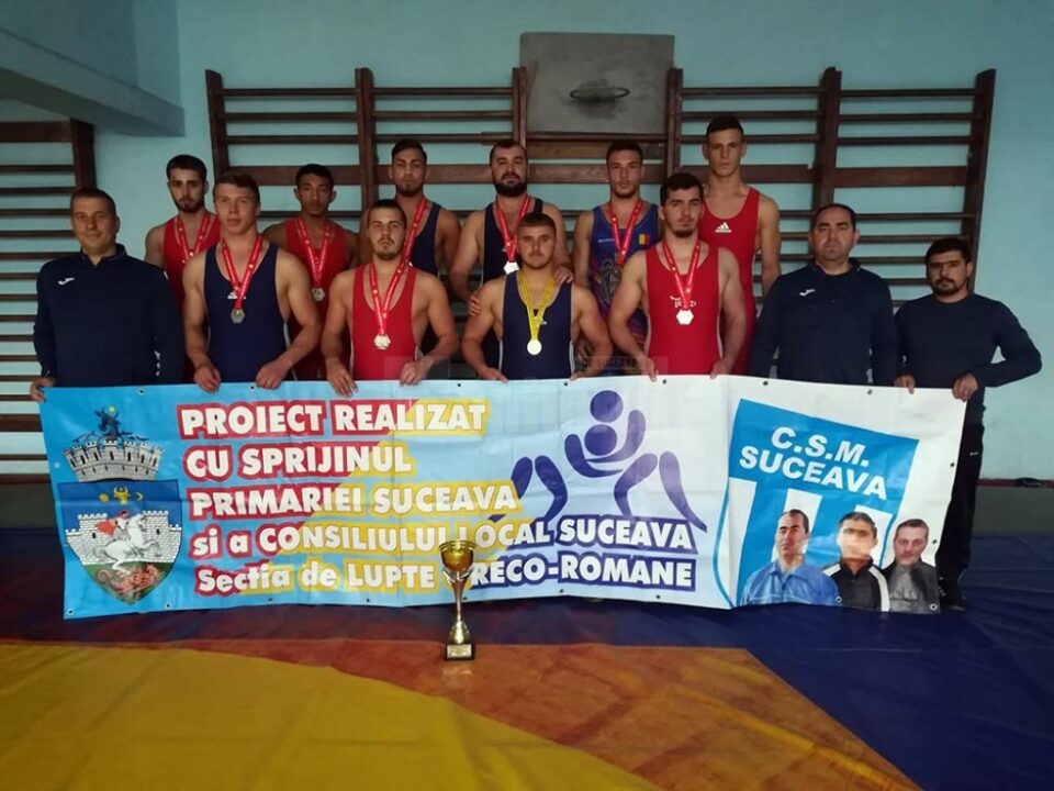 Echipa de seniori CSM Suceava alături de antrenorii Daniel Ciubotaru (stânga), Valerică Gherasim și Andri Bolohan (dreapta)
