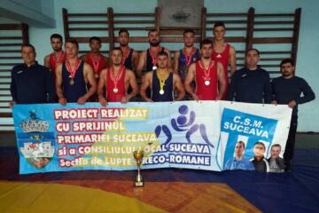 Echipa de seniori CSM Suceava alături de antrenorii Daniel Ciubotaru (stânga), Valerică Gherasim și Andri Bolohan (dreapta)