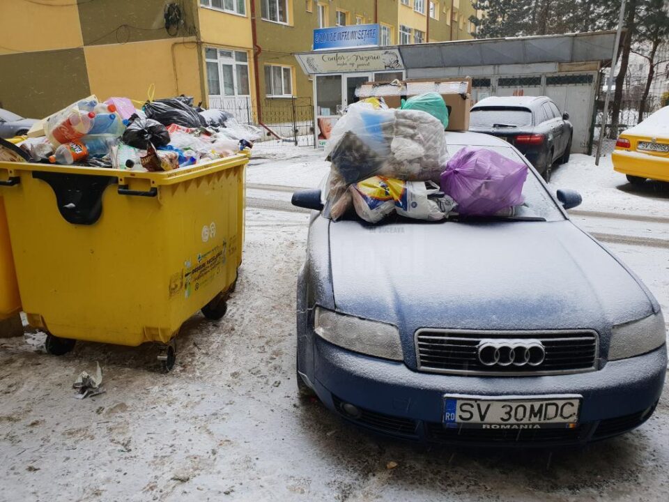 Mașina unui sucevean, acoperită cu gunoaie pentru că a blocat accesul utilajelor de salubrizare FOTO Liviu Ștefan Nechita