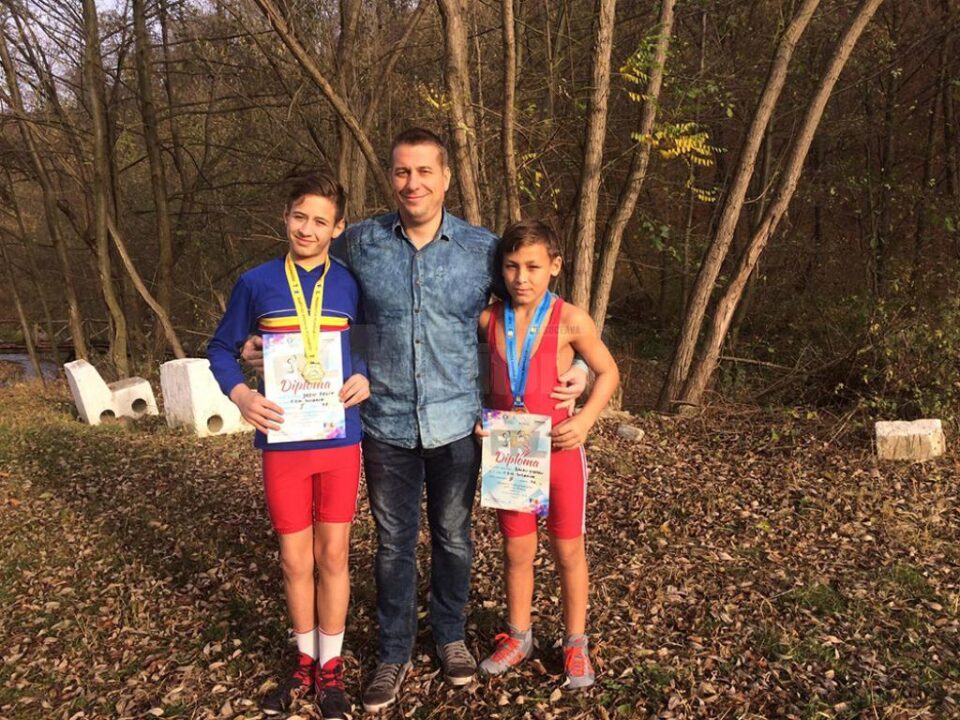 Felix Iulian Dediu și Ștefan Iulian Balan, alături de antrenorul Daniel Ciubotaru