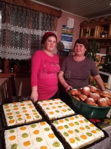 Dulciuri pentru bătrânii de la Solca pregătite de gospodine de la Ciumârna