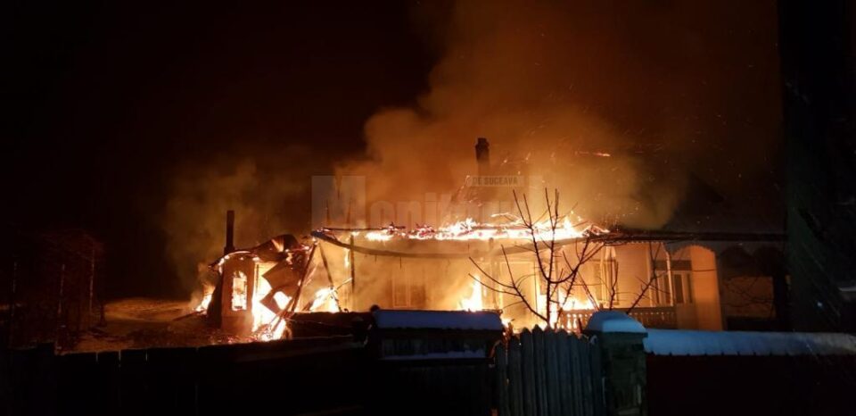 Gospodărie mistuită de un incendiu izbucnit de la coșul de fum