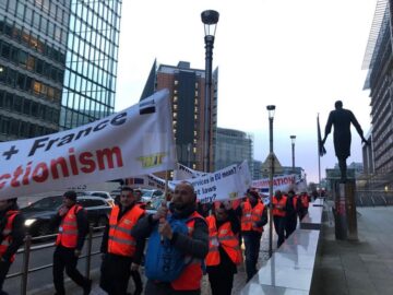 Transportatorii de mărfuri din Suceava au protestat ieri în fața Parlamentului European