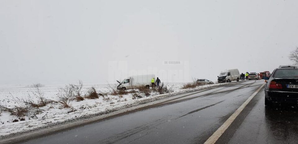 În urma coliziunii, cele două autoutilitare și autoturismul au fost proiectate în afara drumului