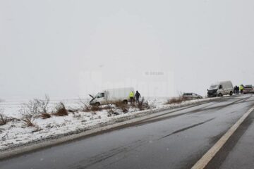 În urma coliziunii, cele două autoutilitare și autoturismul au fost proiectate în afara drumului