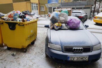 Mașina acoperită cu gunoaie menajere, în George Enescu - foto Liviu Ștefan Nechita