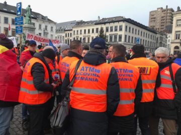 Transportatorii de mărfuri din Suceava au protestat ieri în fața Parlamentului European