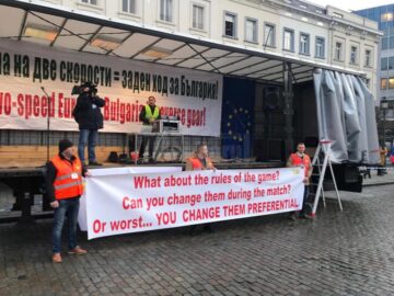 Transportatorii de mărfuri din Suceava au protestat ieri în fața Parlamentului European