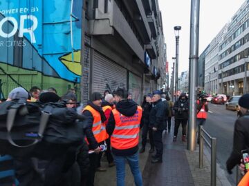 Transportatorii de mărfuri din Suceava au protestat ieri în fața Parlamentului European