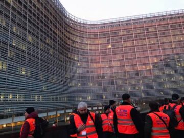 Transportatorii de mărfuri din Suceava au protestat ieri în fața Parlamentului European