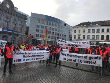 Transportatorii de mărfuri din Suceava au protestat ieri în fața Parlamentului European
