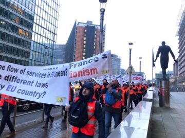 Transportatorii de mărfuri din Suceava au protestat ieri în fața Parlamentului European