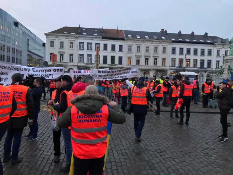 142 de suceveni, reprezentanți ai transportatorilor de mărfuri din județ, au protestat ieri, la Bruxelles, în fața Parlamentului European