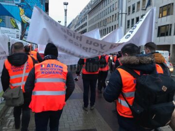 Transportatorii de mărfuri din Suceava au protestat ieri în fața Parlamentului European