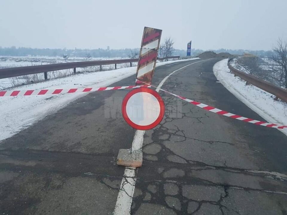 Podul de peste râul Suceava, de la Verești, a fost închis total circulației rutiere începând cu ziua de miercuri, 9 ianuarie Podul de peste râul Suceava, de la Verești, a fost închis total circulației rutiere începând cu ziua de miercuri, 9 ianuarie