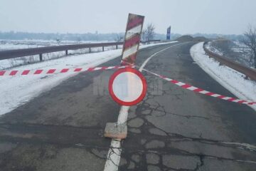 Podul de peste râul Suceava, de la Verești, a fost închis total circulației rutiere începând cu ziua de miercuri, 9 ianuarie