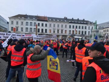 Transportatorii de mărfuri din Suceava au protestat ieri în fața Parlamentului European