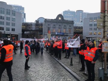 Transportatorii de mărfuri din Suceava au protestat ieri în fața Parlamentului European