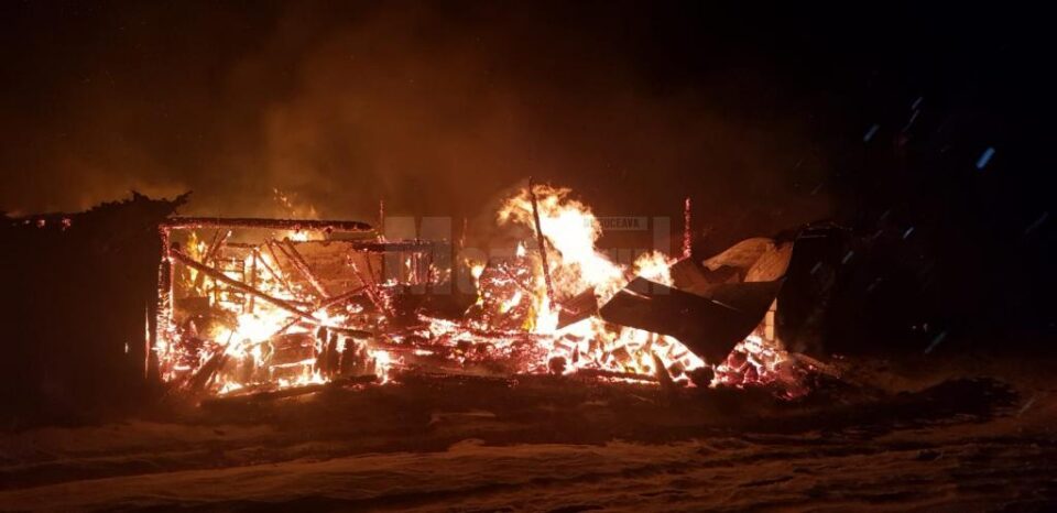 Gospodărie mistuită de un incendiu izbucnit de la coșul de fum