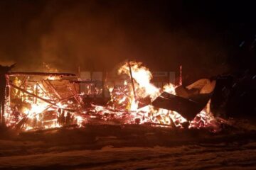 Gospodărie mistuită de un incendiu izbucnit de la coșul de fum