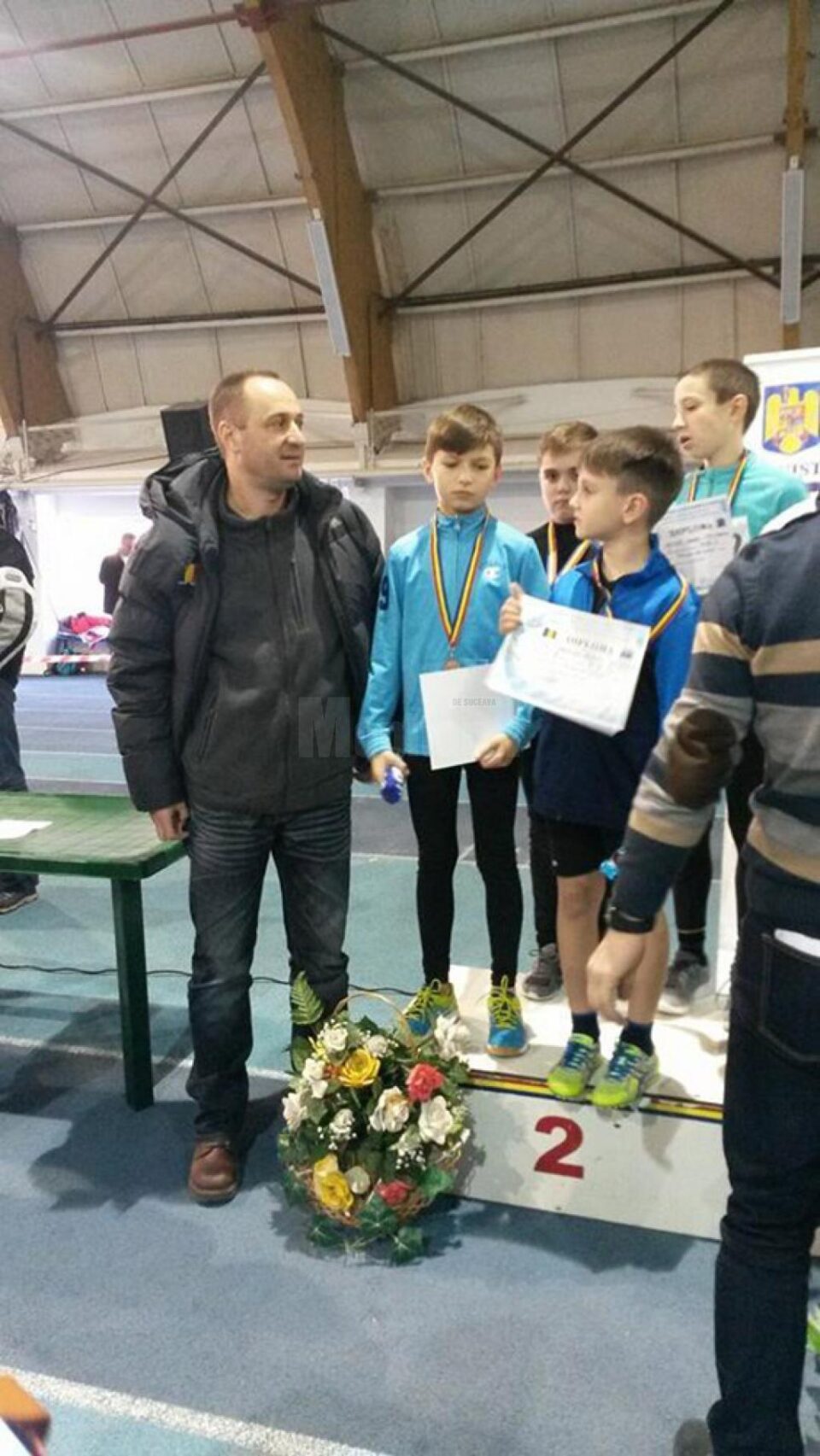 Antrenorul Silviu Casandra alături de cei mai mici dintre atleți