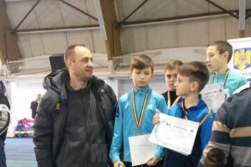 Antrenorul Silviu Casandra alături de cei mai mici dintre atleți