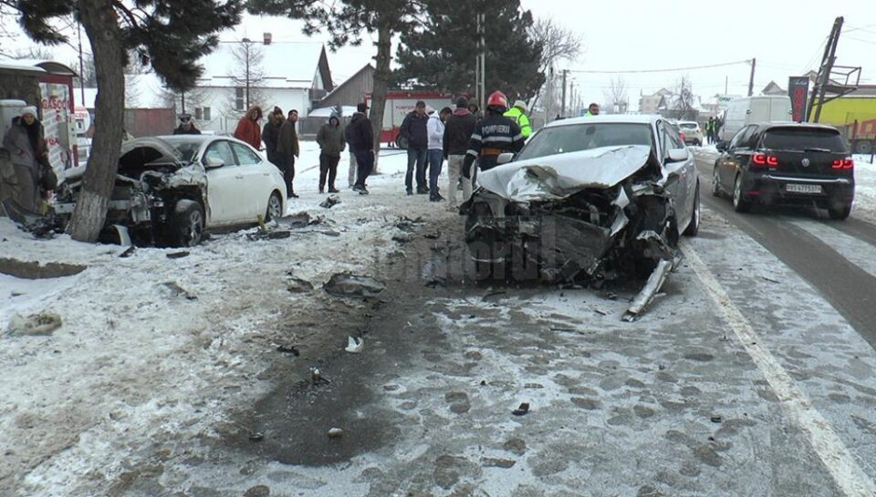 În urma impactului frontal, trei persoane au fost rănite, iar cele două autoturisme au fost grav avariate