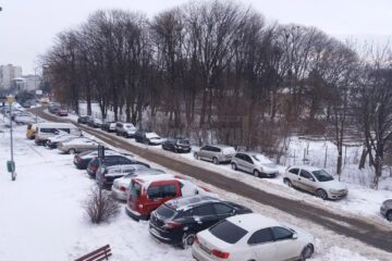 Singura rută de acces este uneori blocată de mașinile parcate pe laterale