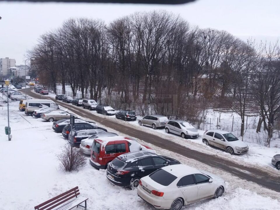 Singura rută de acces este uneori blocată de mașinile parcate pe laterale
