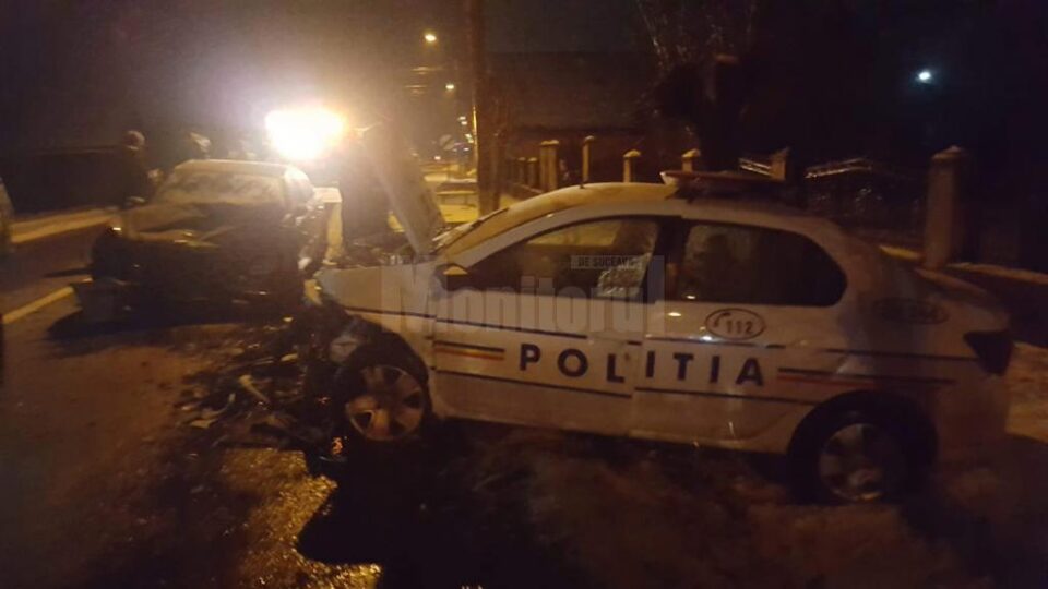 Impactul a fost violent, ambele mașini fiind serios avariate, polițistul a fost rănit grav, în timp ce ocupanții Mercedesului nu au pățit nimic