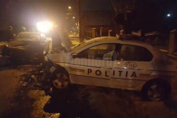 Impactul a fost violent, ambele mașini fiind serios avariate, polițistul a fost rănit grav, în timp ce ocupanții Mercedesului nu au pățit nimic