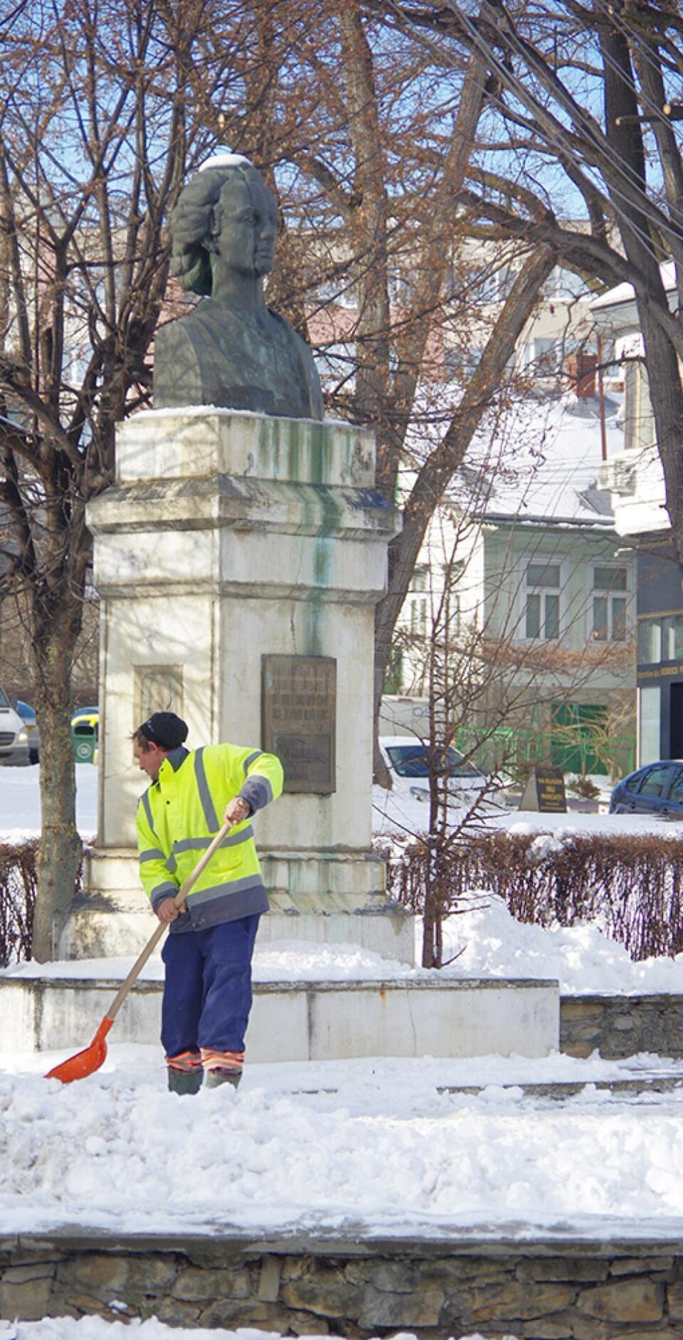 Bătaie de joc cu singurul bust al poetului Mihai Eminescu din municipiul Suceava