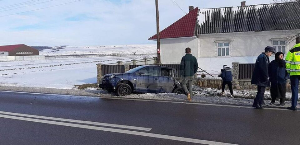 În urma impactului cu gardul, șoferul a fost rănit, iar autoturismul a fost avariat în partea din spate
