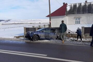 În urma impactului cu gardul, șoferul a fost rănit, iar autoturismul a fost avariat în partea din spate