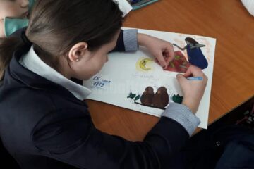 Copiii din Programul de Eradicare a Sărăciei prin Educație din localitatea Baia l-au omagiat ieri pe Mihai Eminescu