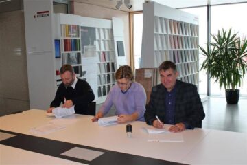 Adrian Popoiu (dreapta) a semnat contractul pentru înființarea unei clase de învățământ dual profesional la Siret