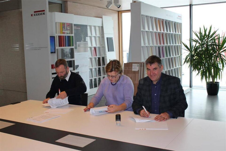 Adrian Popoiu (dreapta) a semnat contractul pentru înființarea unei clase de învățământ dual profesional la Siret