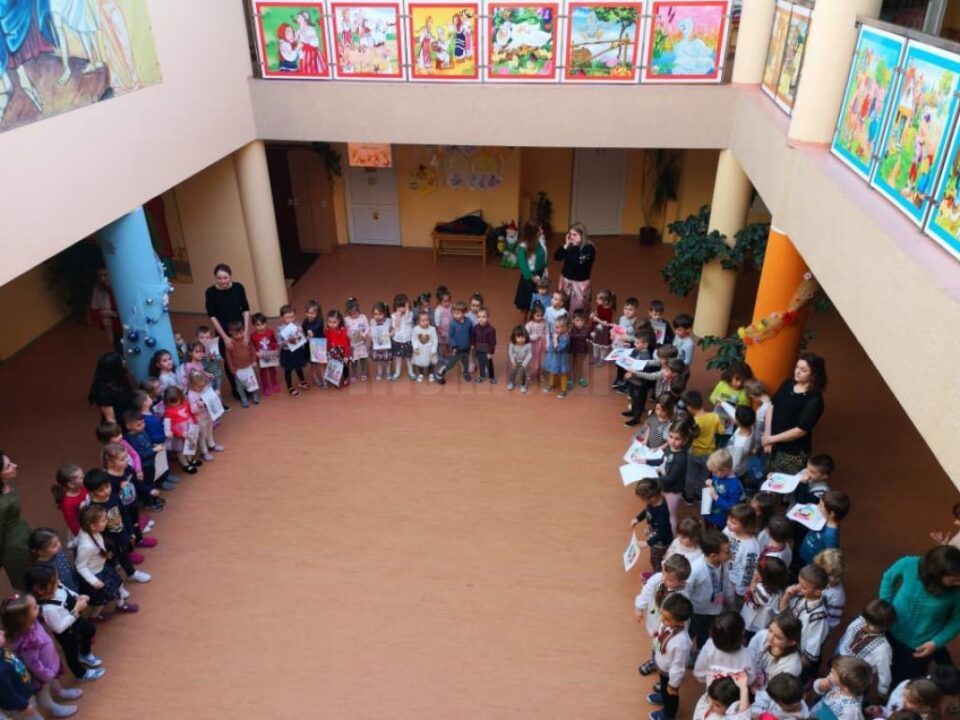 Preșcolarii și școlarii de la Grădinița și Școala "Sf. Ioan cel Nou de la Suceava" l-au sărbătorit marți pe Eminescu